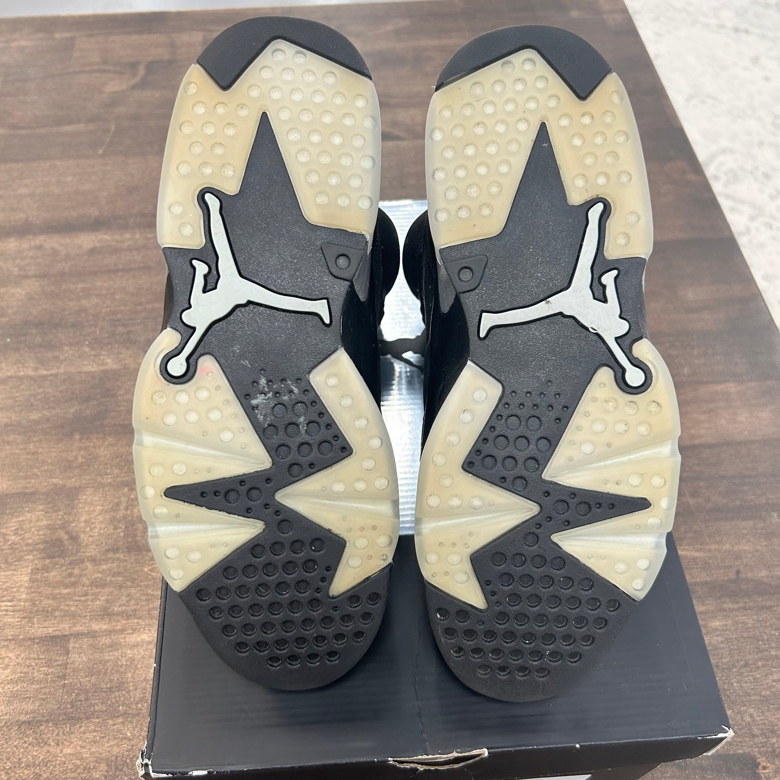 Chrome Jordan 6 Retro (USED)