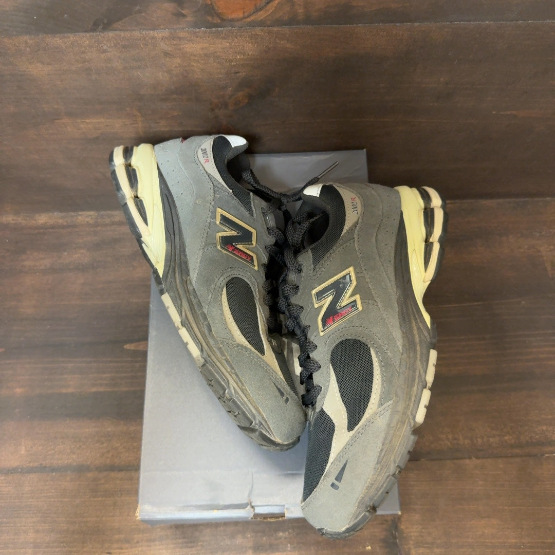 New Balance 2002R Black Grey Size 7 (Pre-Owned)