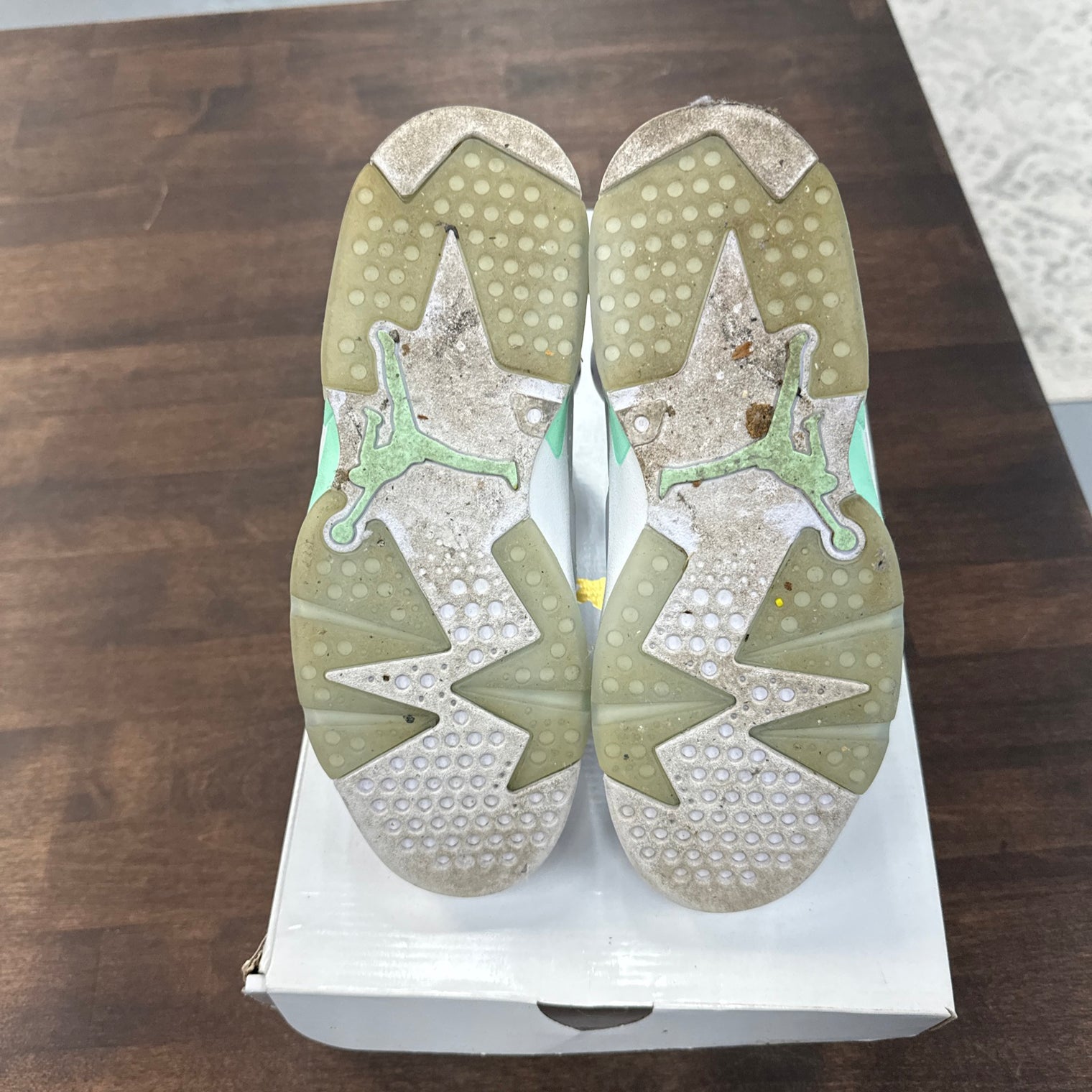 (W) Mint Jordan 6 (USED)