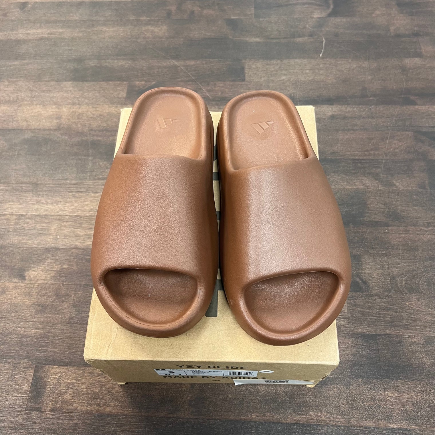 Flax Yeezy Slide (Lightly worn)