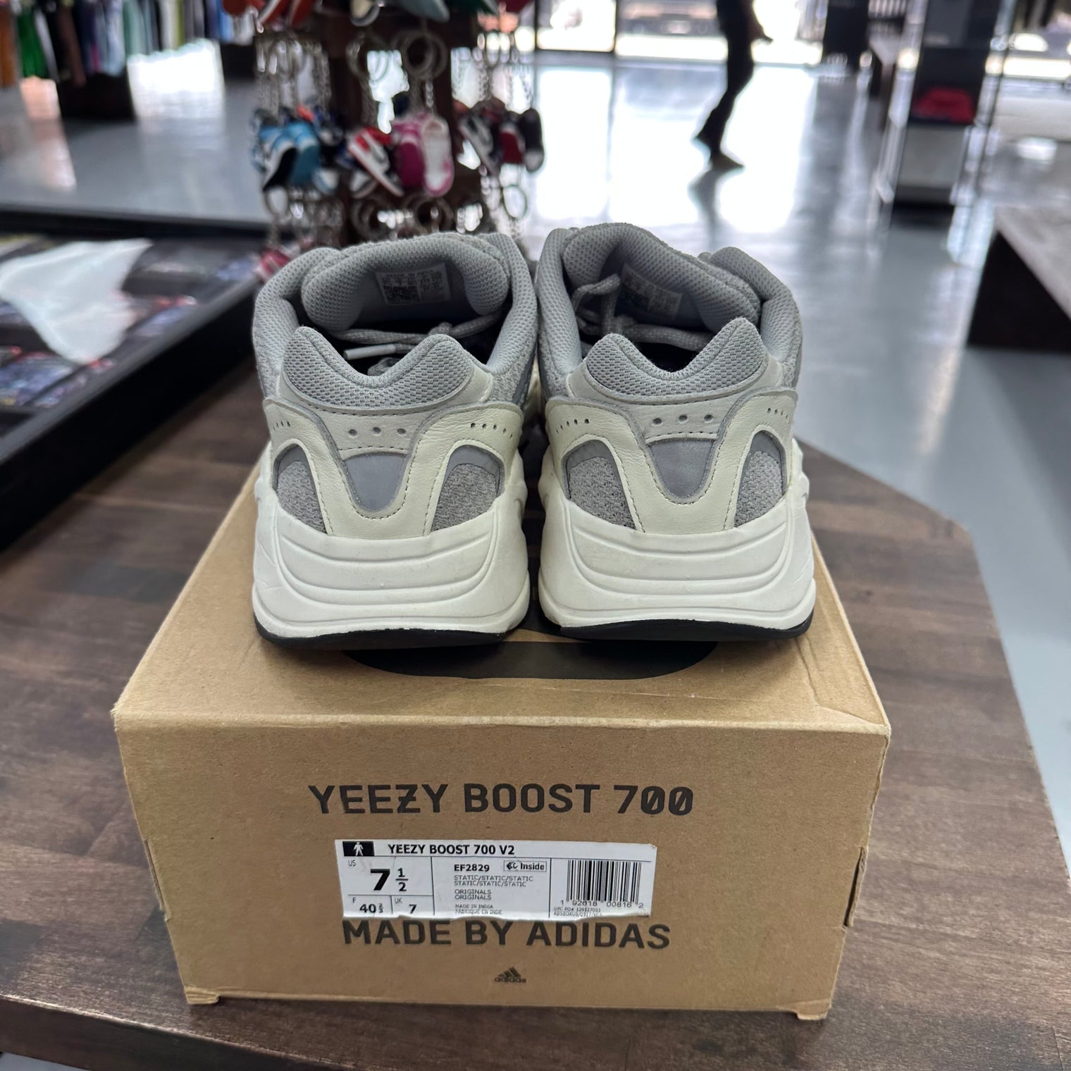 Static Yeezy 700 V2 (USED)