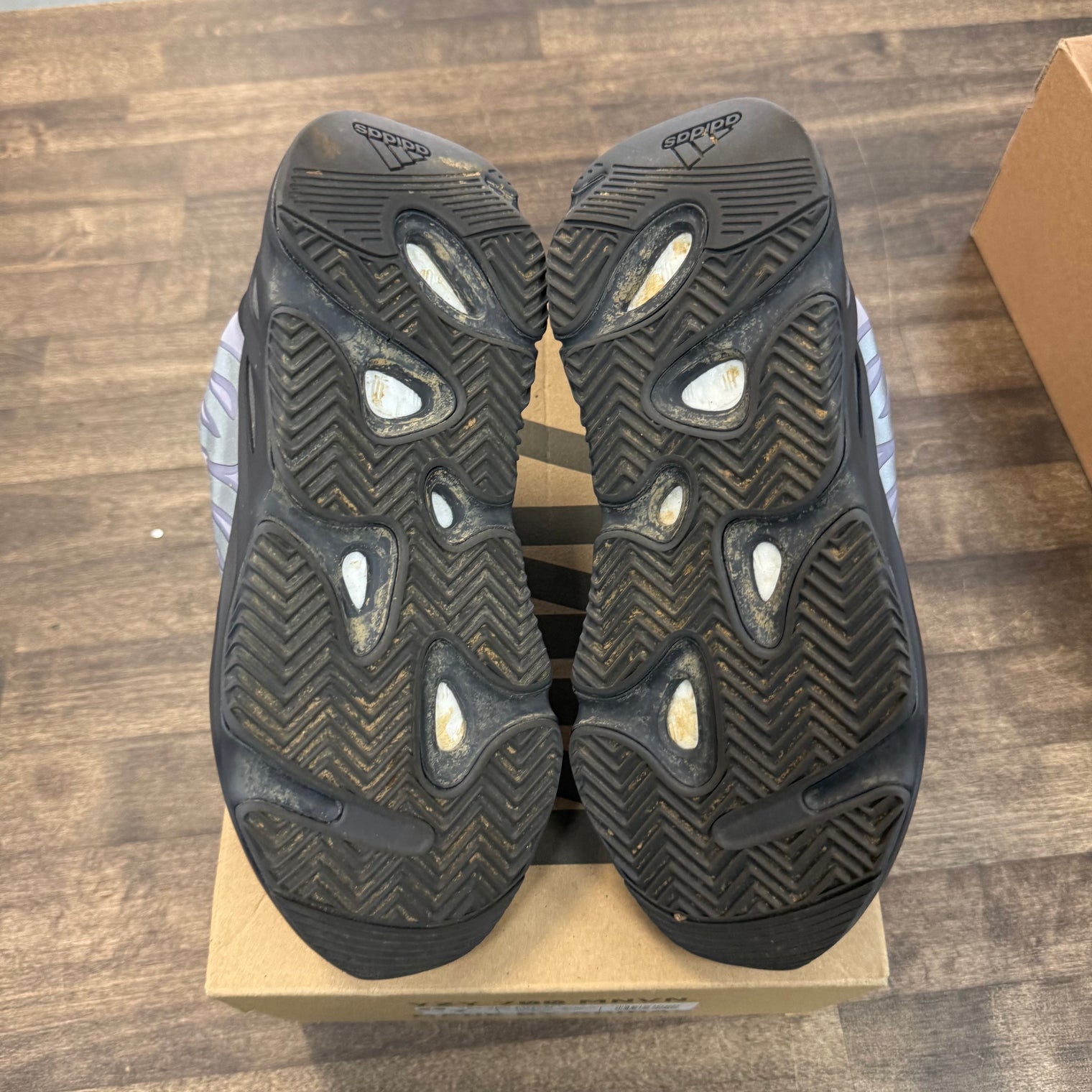 Geode Yeezy 700 MNVN (USED)