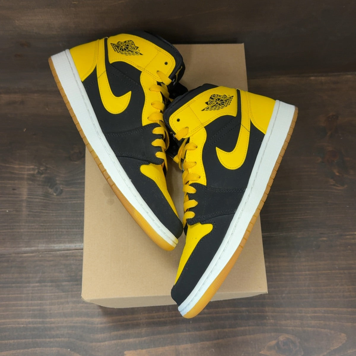 Jordan 1 Retro Mid New Love (2017) Size 9.5 (Pre-Owned) - Image 2