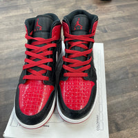 (GS) Bred Text Jordan 1 Mid (USED)