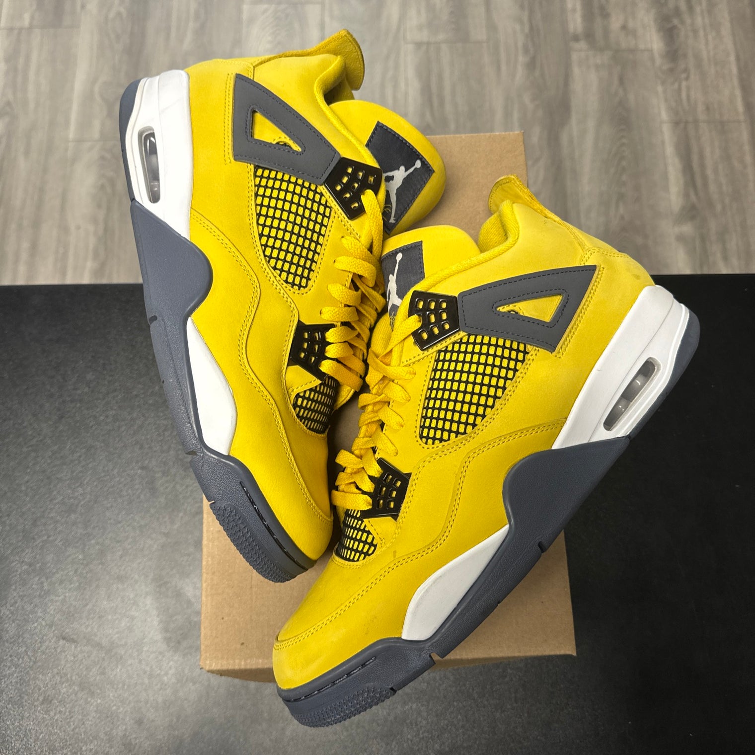 Lighting Jordan 4 (USED, no box)