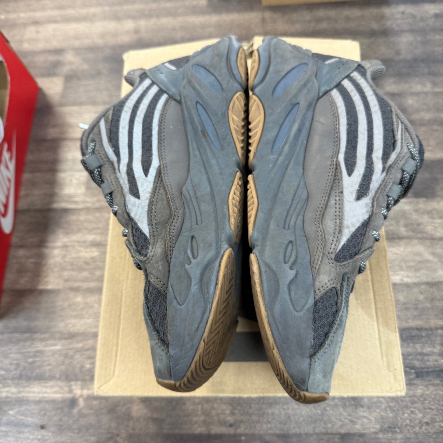 Geode Yeezy 700 V2 (USED)