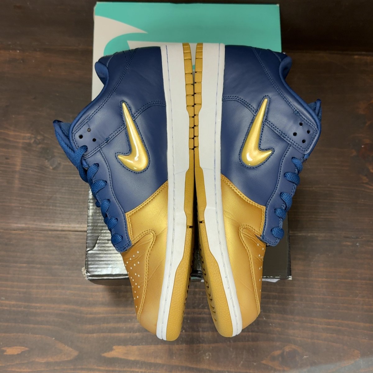 Nike SB Dunk Low Supreme Jewel Swoosh Gold Size 12 (Pre-Owned) - aux