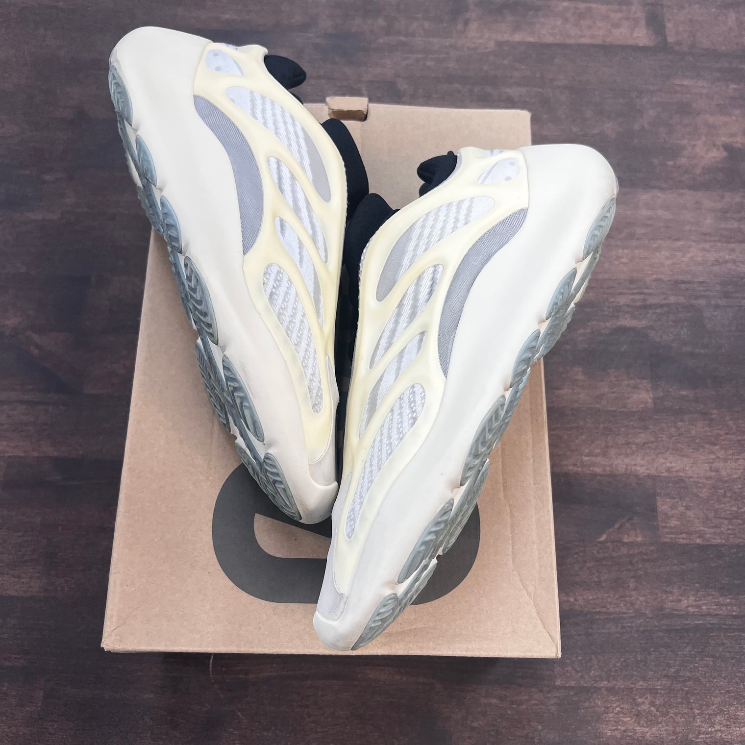 Azael Yeezy 700 V3 (USED)