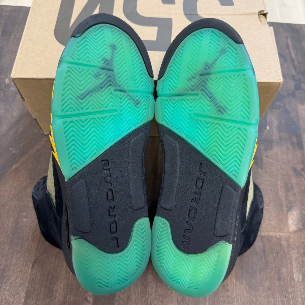 Jordan 5 Retro Aqua Size 9 (Pre-Owned) - Image 2