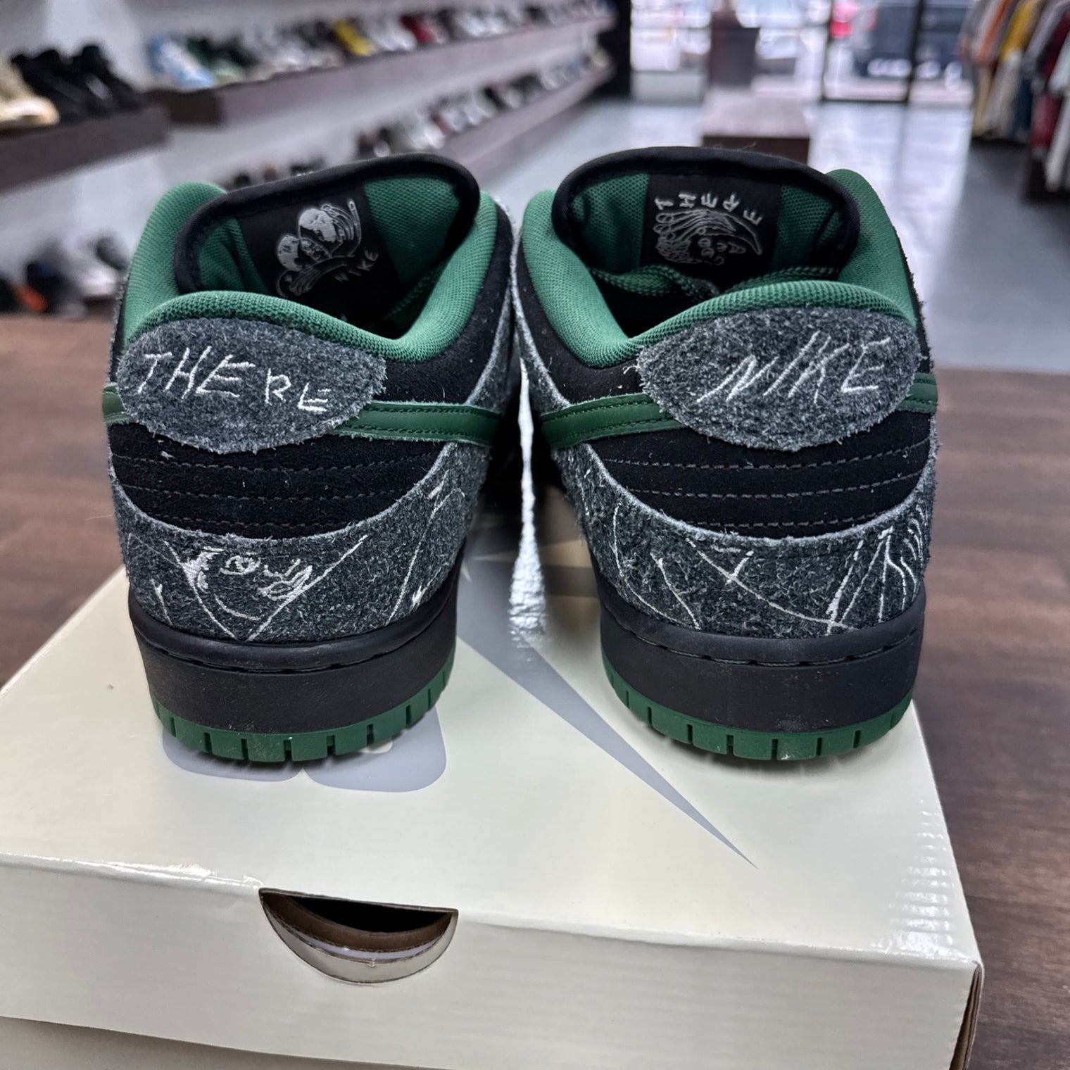 There Skateboards SB Dunk Low (USED)