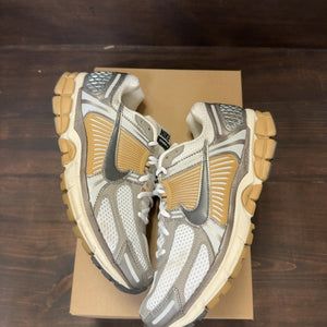 Nike Zoom Vomero 5 Metallic Pewter Size 9.5 (Pre-Owned) - Image 2