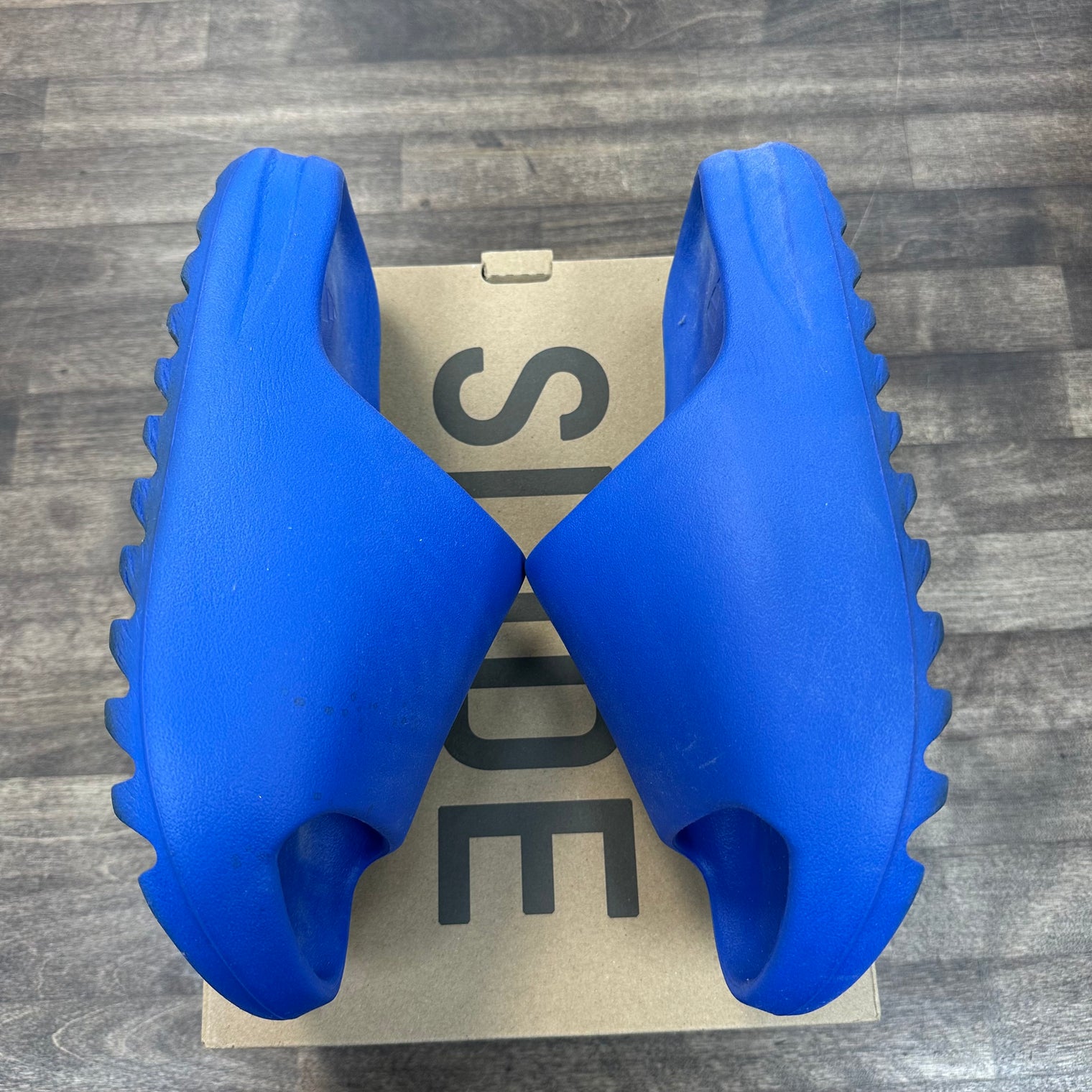 Azure adidas Yeezy Slide (USED)