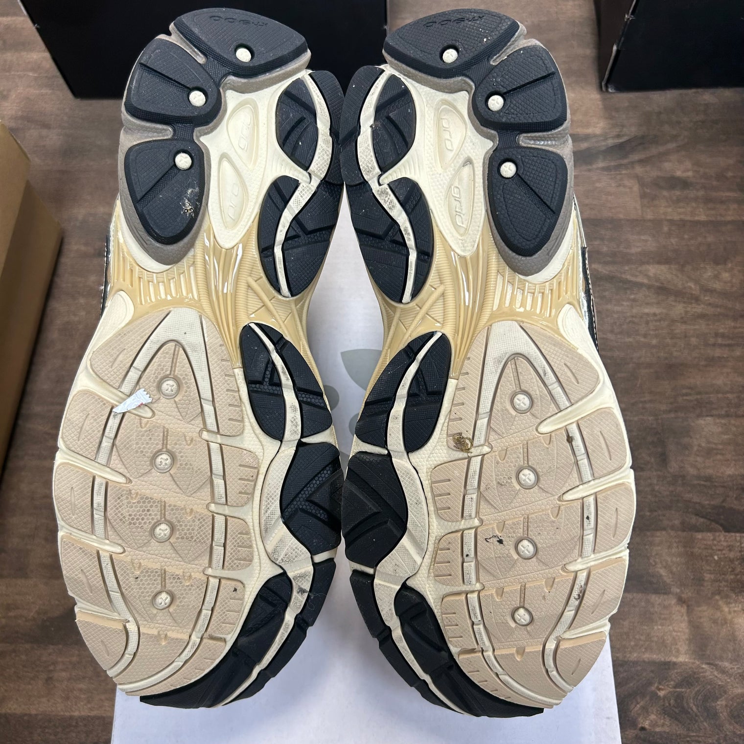 Gold Saucony Progrid Omni 9 (USED)