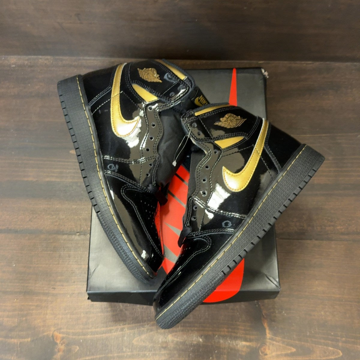 Jordan 1 Retro High Black Metallic Gold (2020) (GS) - Image 2