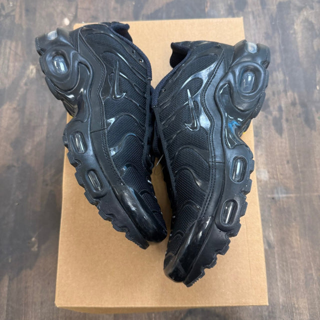 Nike Air Max Plus Triple Black (GS) Size 5.5Y (Pre-Owned) - Image 1