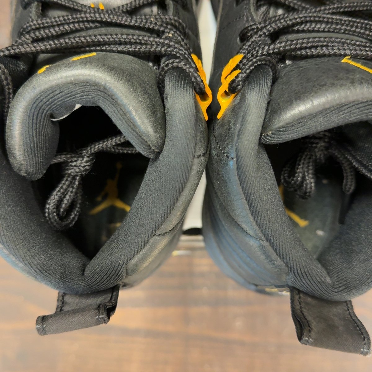 Jordan 12 Retro Black Taxi Size 9 (Pre-Owned) - aux
