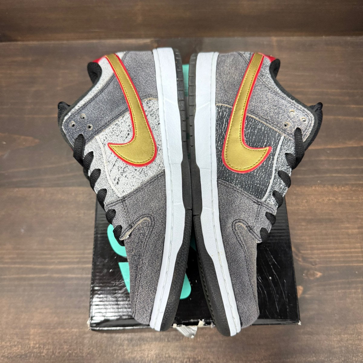 Nike SB Dunk Low Beijing Metallic Gold - Image 4