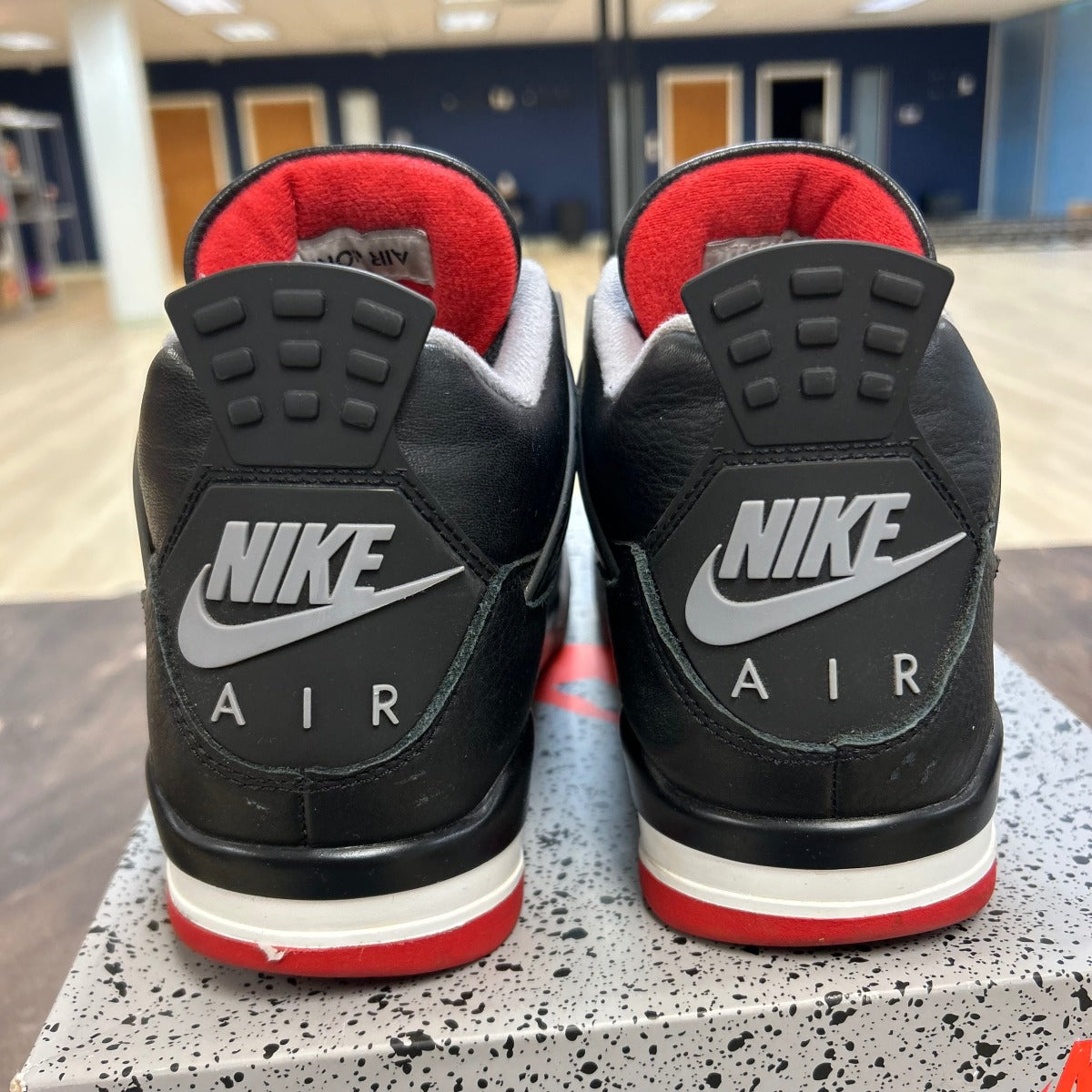Jordan 4 Retro Bred Reimagined Size 9.5 (Pre-Owned) - Image 4
