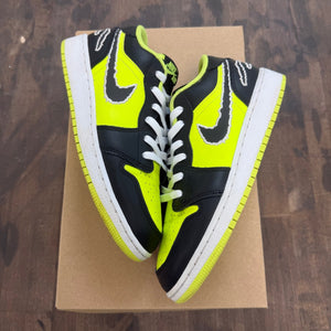 Jordan 1 Low SE Black Cat Volt (GS) Size 6Y (Pre-Owned) - Image 1