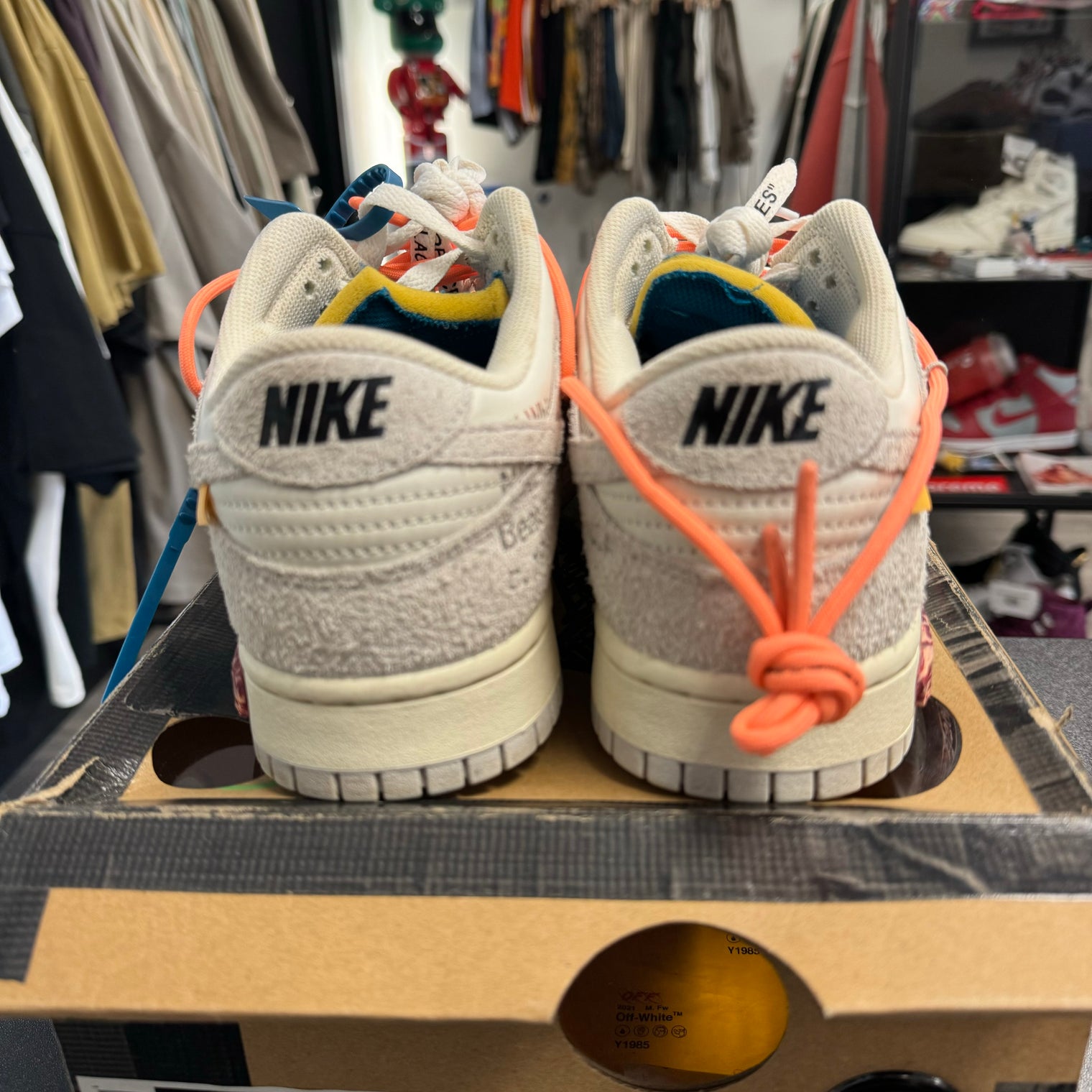 Lot 19 Off-White Nike Dunk Low (USED)