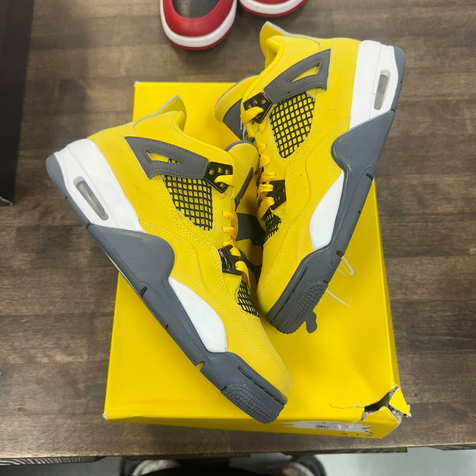 (GS) Lighting Jordan 4 (USED)