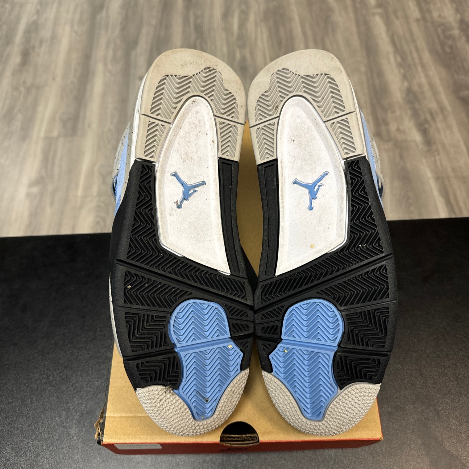 University Blue Jordan 4 Retro (USED, replacement box)