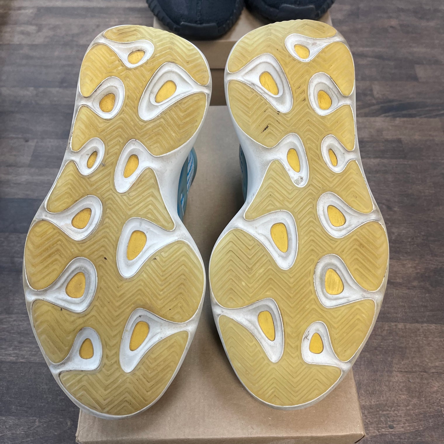 Arzareth Yeezy 700 V3 (USED, No Box)