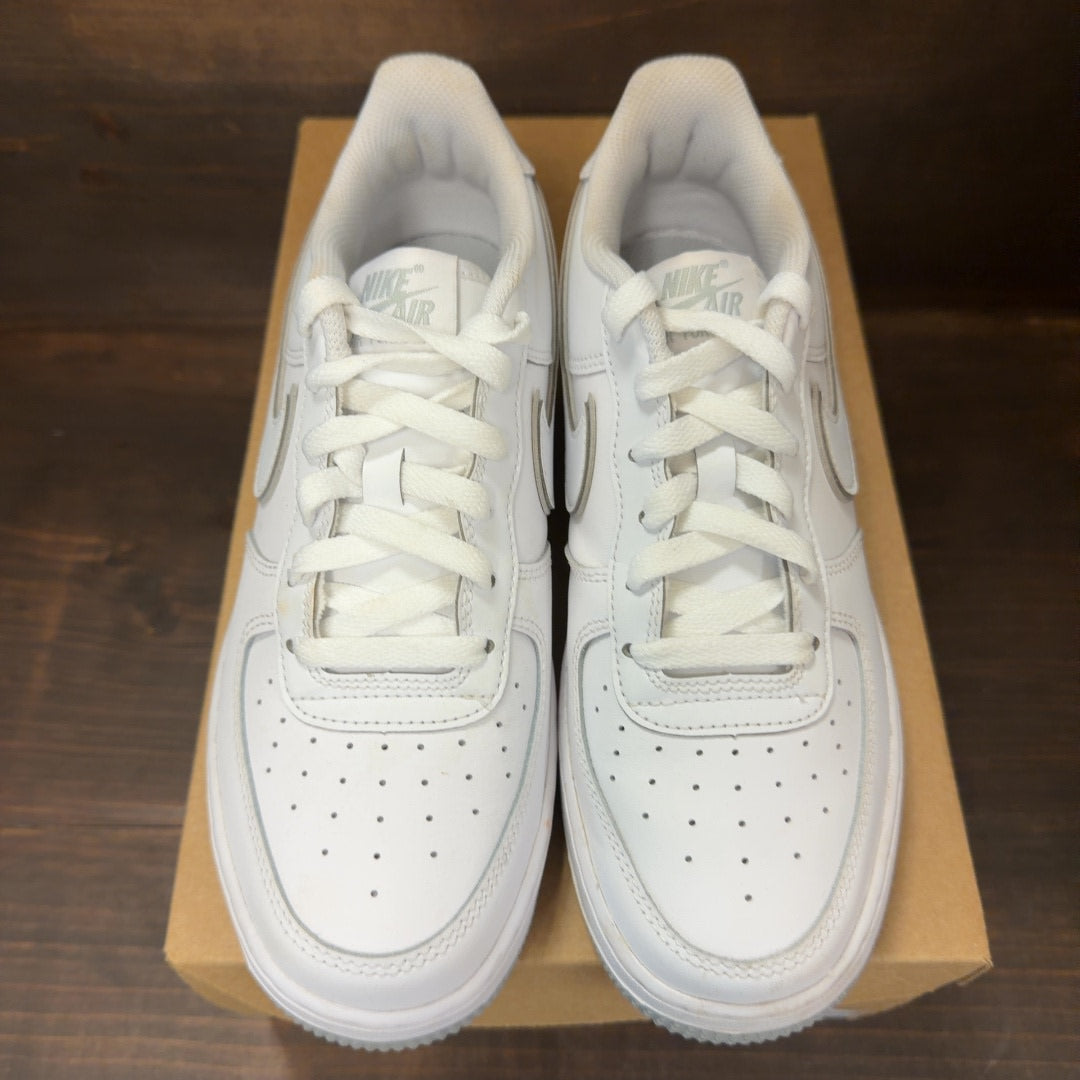 Nike Air Force 1 Low LV8 White Wolf Grey Black (GS) Size 6.5Y (Pre-Owned) - Image 3