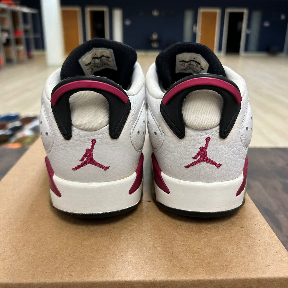 Jordan 6 Retro Low Fuchsia Flash (GS) Size 7Y (Pre-Owned) - Image 4