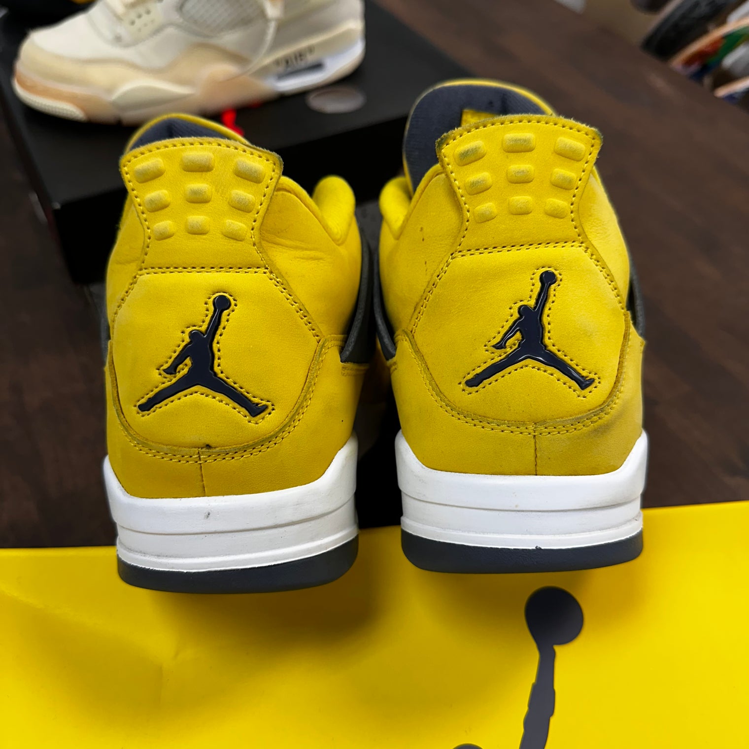 Lighting Jordan 4 (USED)