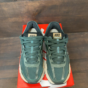 Nike Zoom Vomero 5 Vintage Green Light Orewood Brown Hemp Chrome (Women's) Size 9W (Pre-Owned)