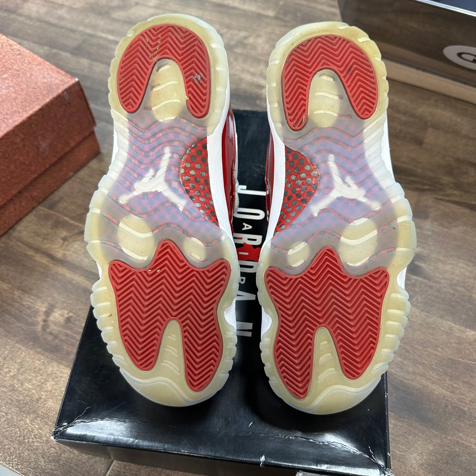 Cherry Jordan 11 (2022) (USED)