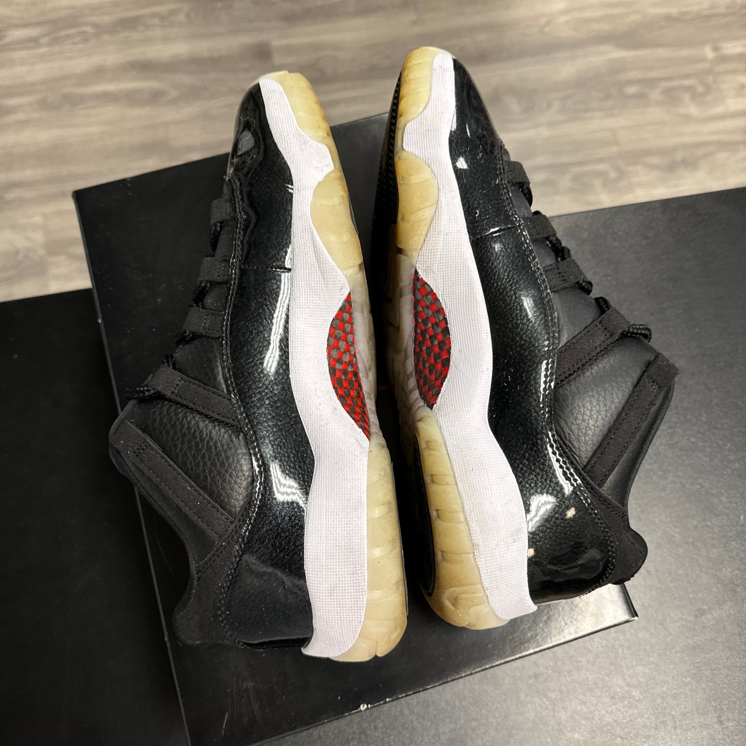 72-10 Jordan 11 Low (USED)
