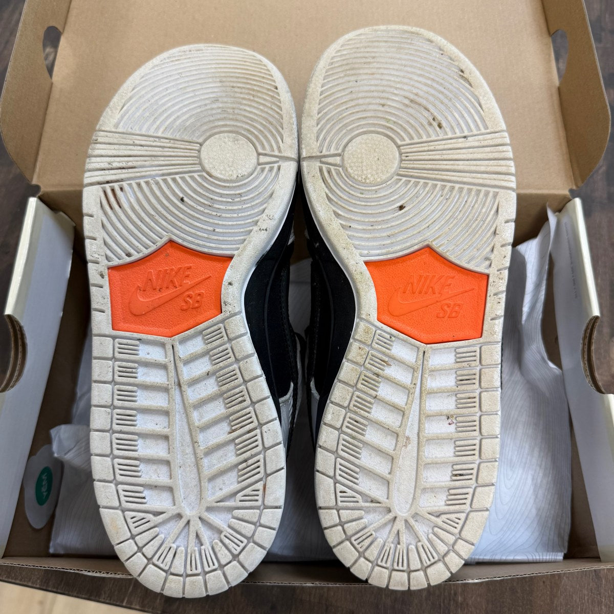 Nike SB Dunk Low TIGHTBOOTH Size 9.5 (Pre-Owned) - Image 4