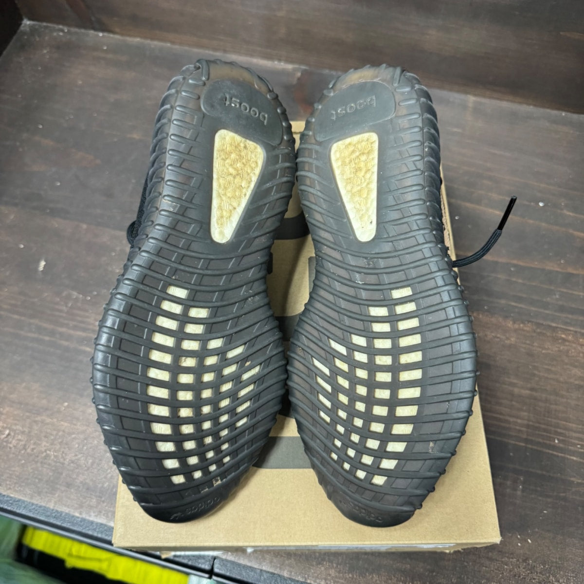 adidas Yeezy Boost 350 V2 Core Black Copper Size 9 (Pre-Owned) - box