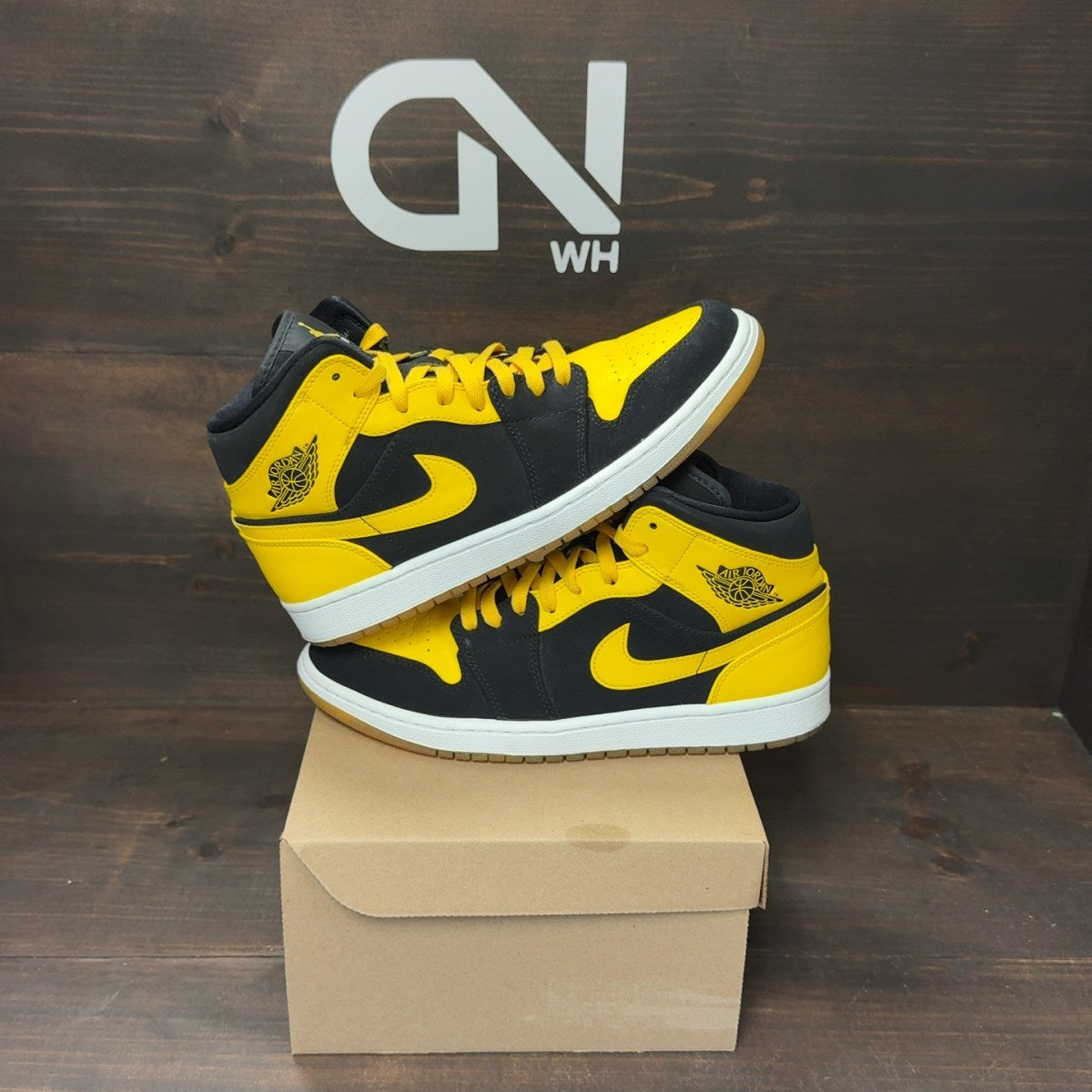 Jordan 1 Retro Mid New Love (2017) Size 9.5 (Pre-Owned) - Image 1
