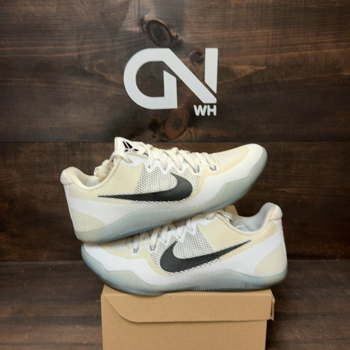 Nike Kobe 11 EM Low Fundamental Size 10 (Pre-Owned) - Image 1