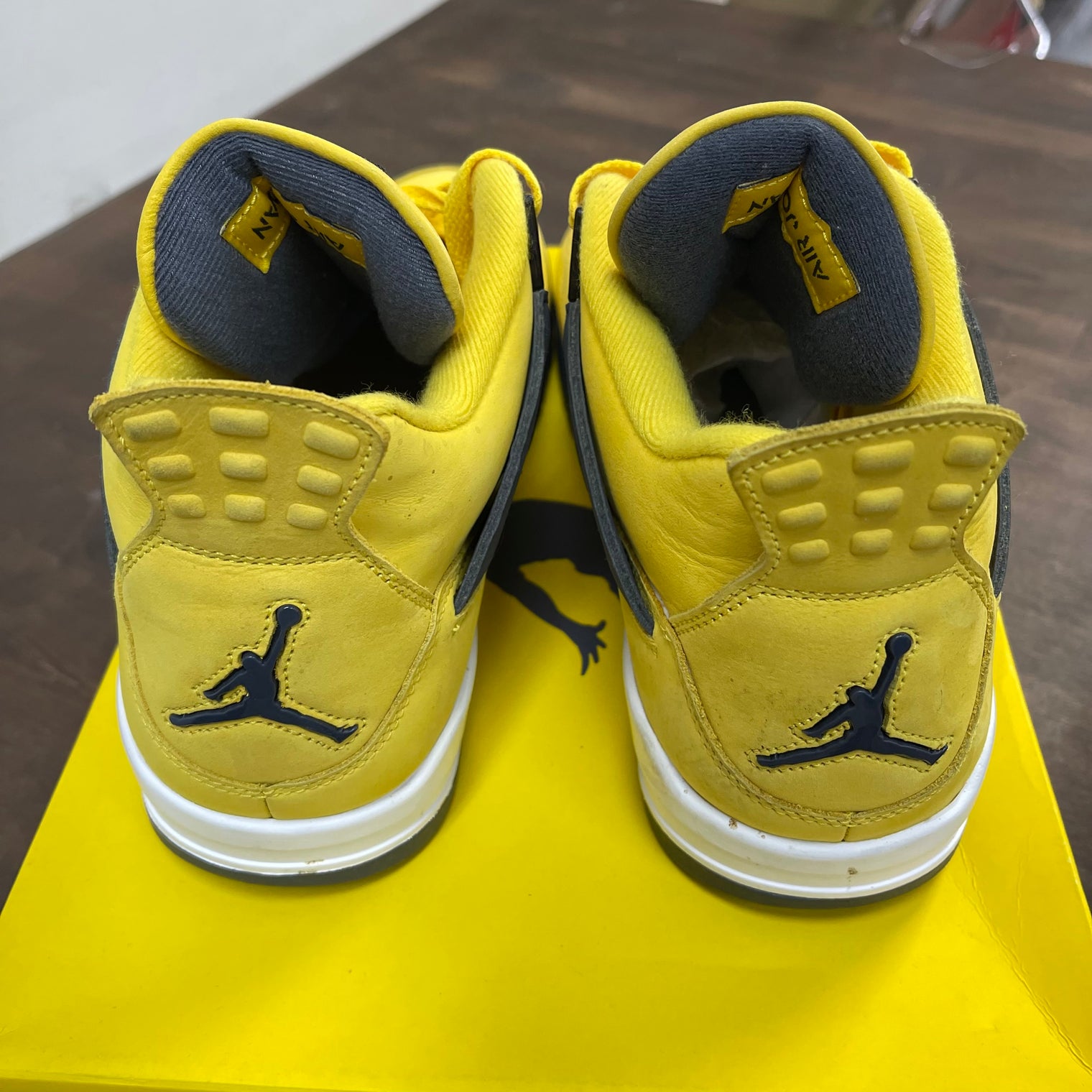 Lightning Jordan 4 (USED)