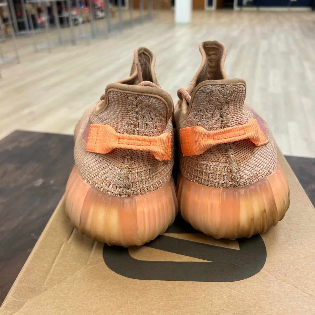 adidas Yeezy Boost 350 V2 Clay Size 10.5 (Pre-Owned) - Image 4