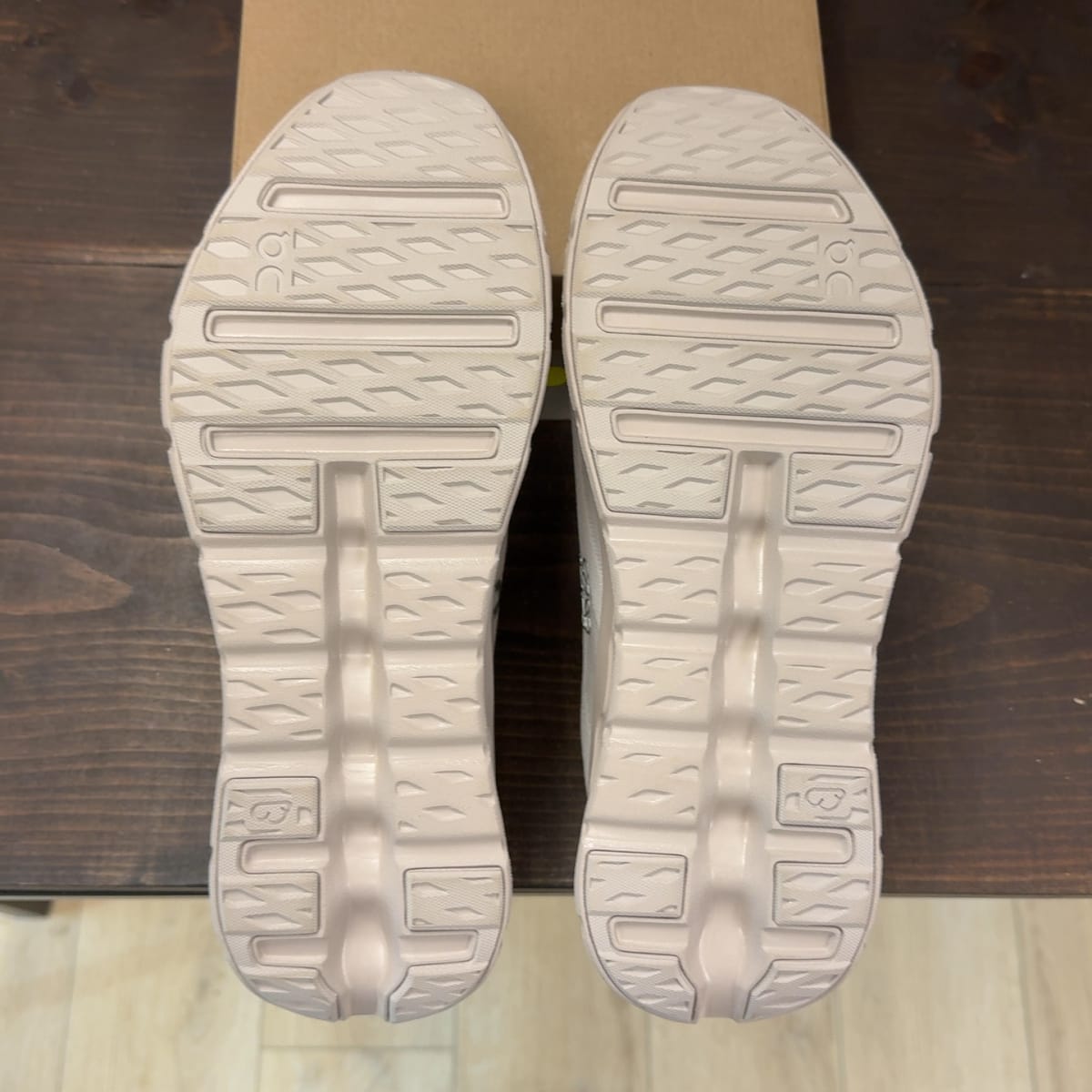 On Running Cloudtilt Loewe Sand Size 12 (Pre-Owned) - aux