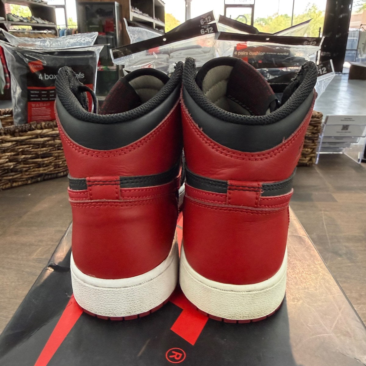 Jordan 1 Retro Bred Banned (2016) (GS) - Image 4
