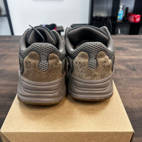 Mauve Yeezy 700 (USED, no box)