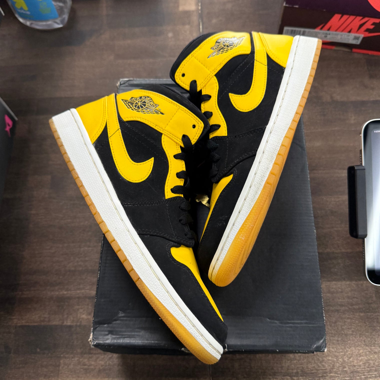 New Love Jordan 1 Retro Mid (2017) (USED)