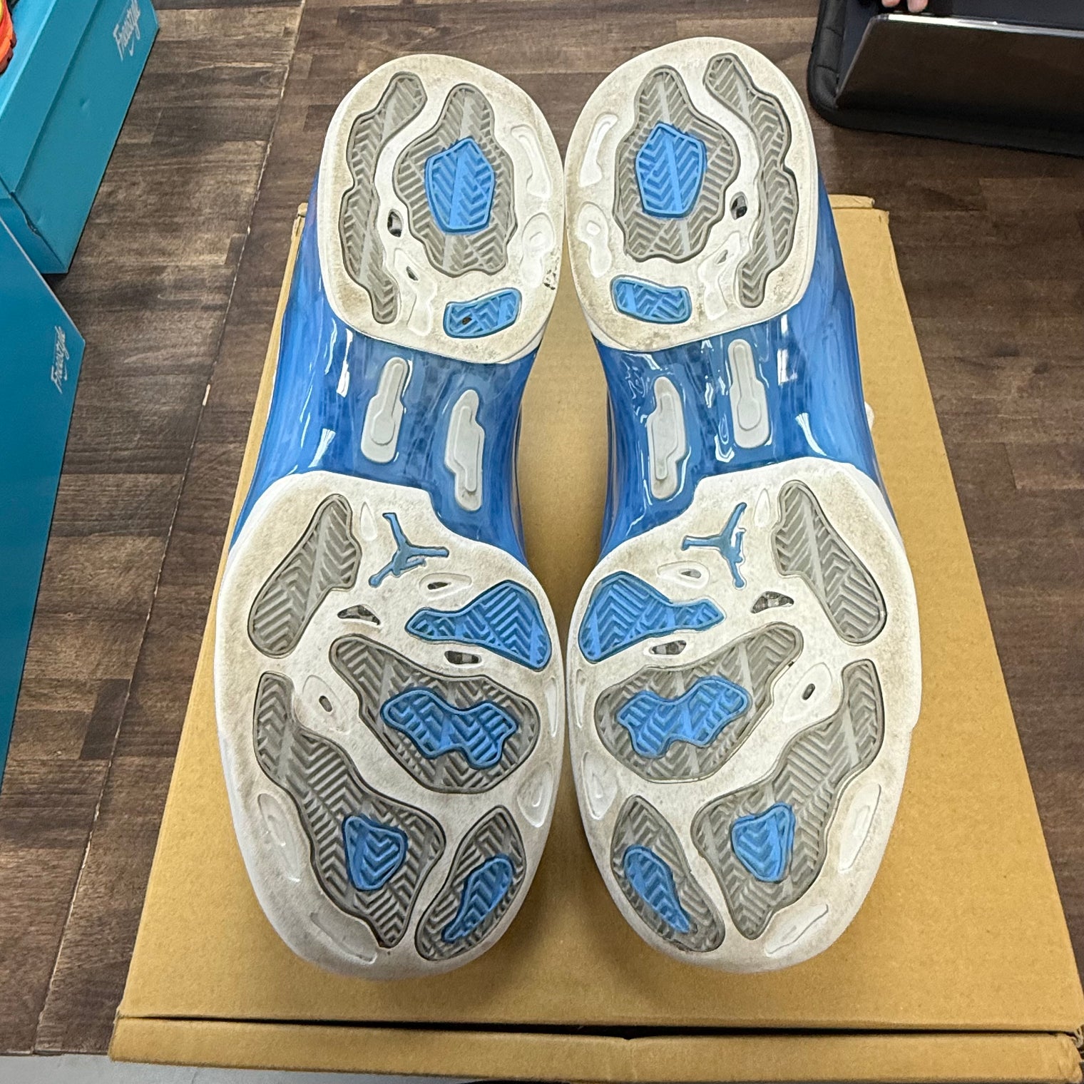 University Blue Jordan 17 Retro Low SP (USED)