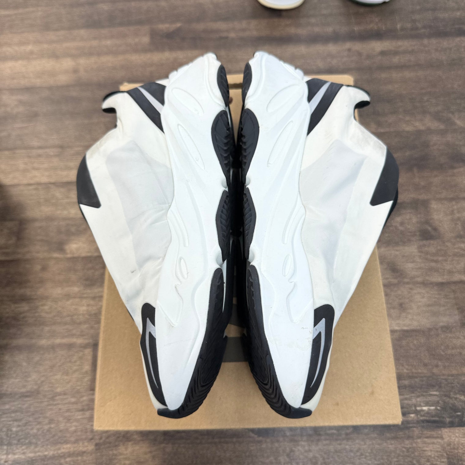 Laceless Analog Yeezy 700 MNVN (USED)
