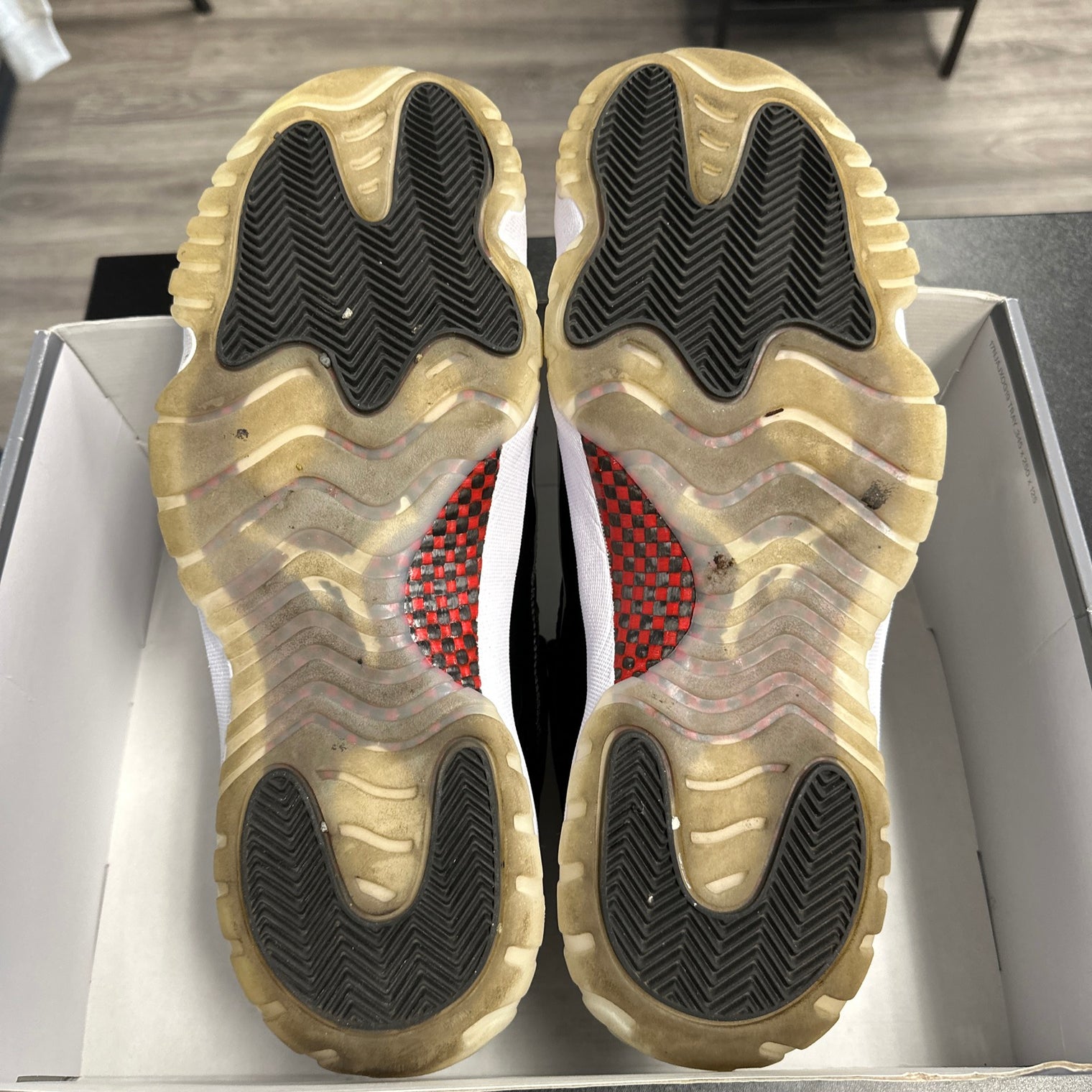 72-10 Jordan 11 Low (USED;NO LID)