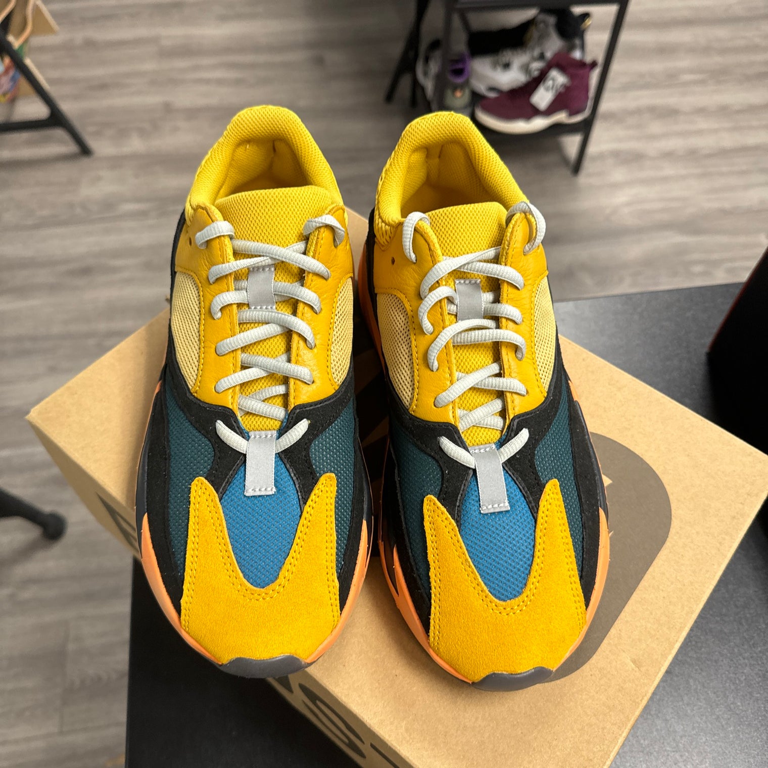 Sun Yeezy 700 (USED)