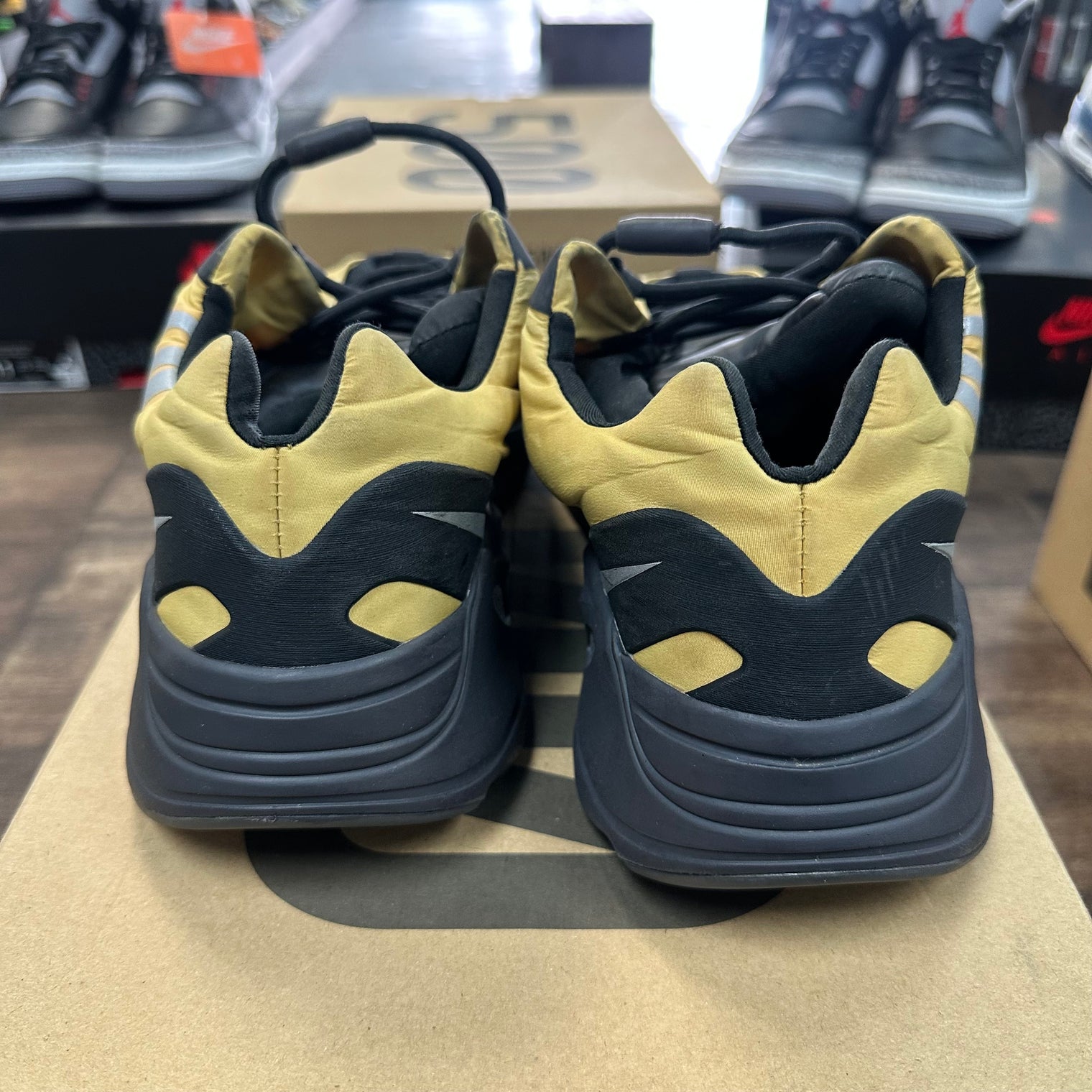 Honey Dew MNVN Yeezy 700 (USED)