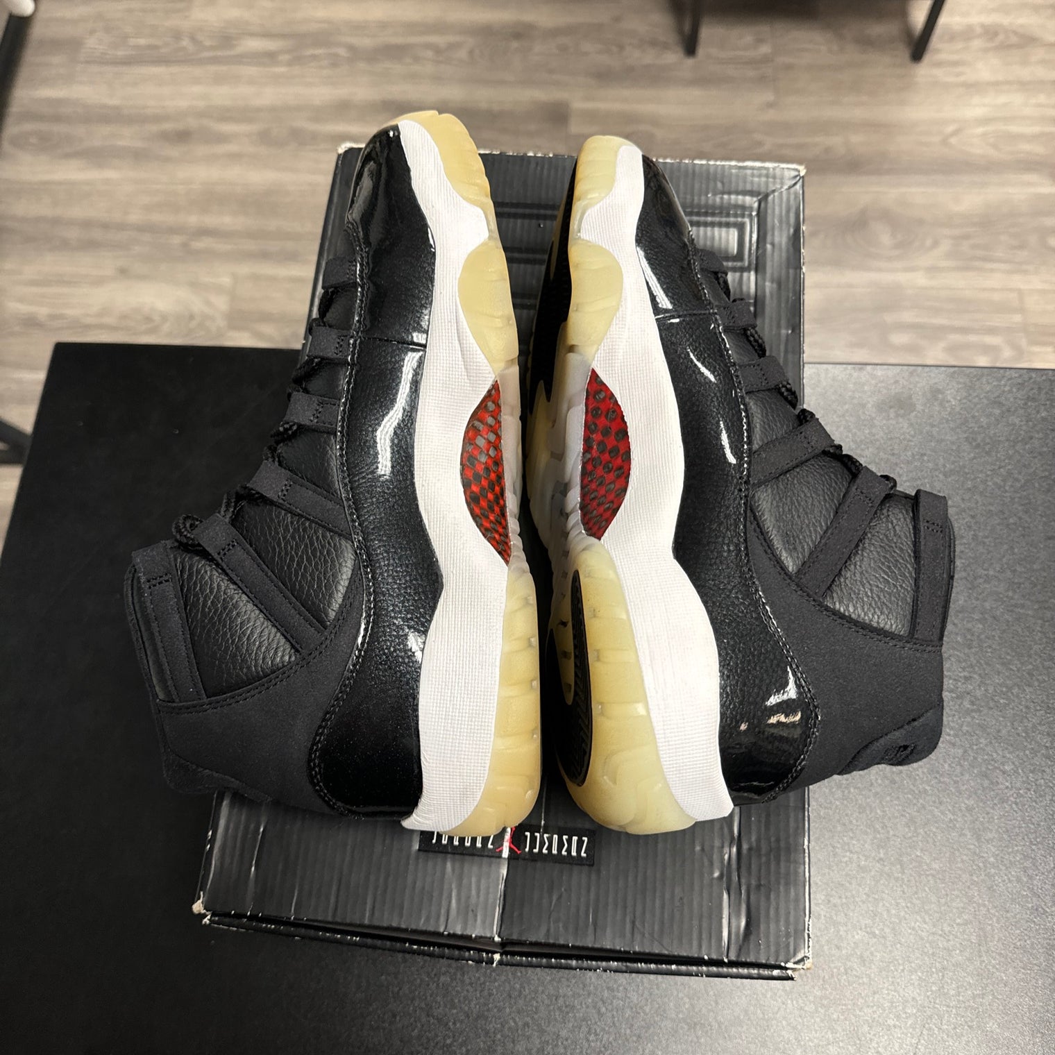 72-10 Jordan 11 (USED)