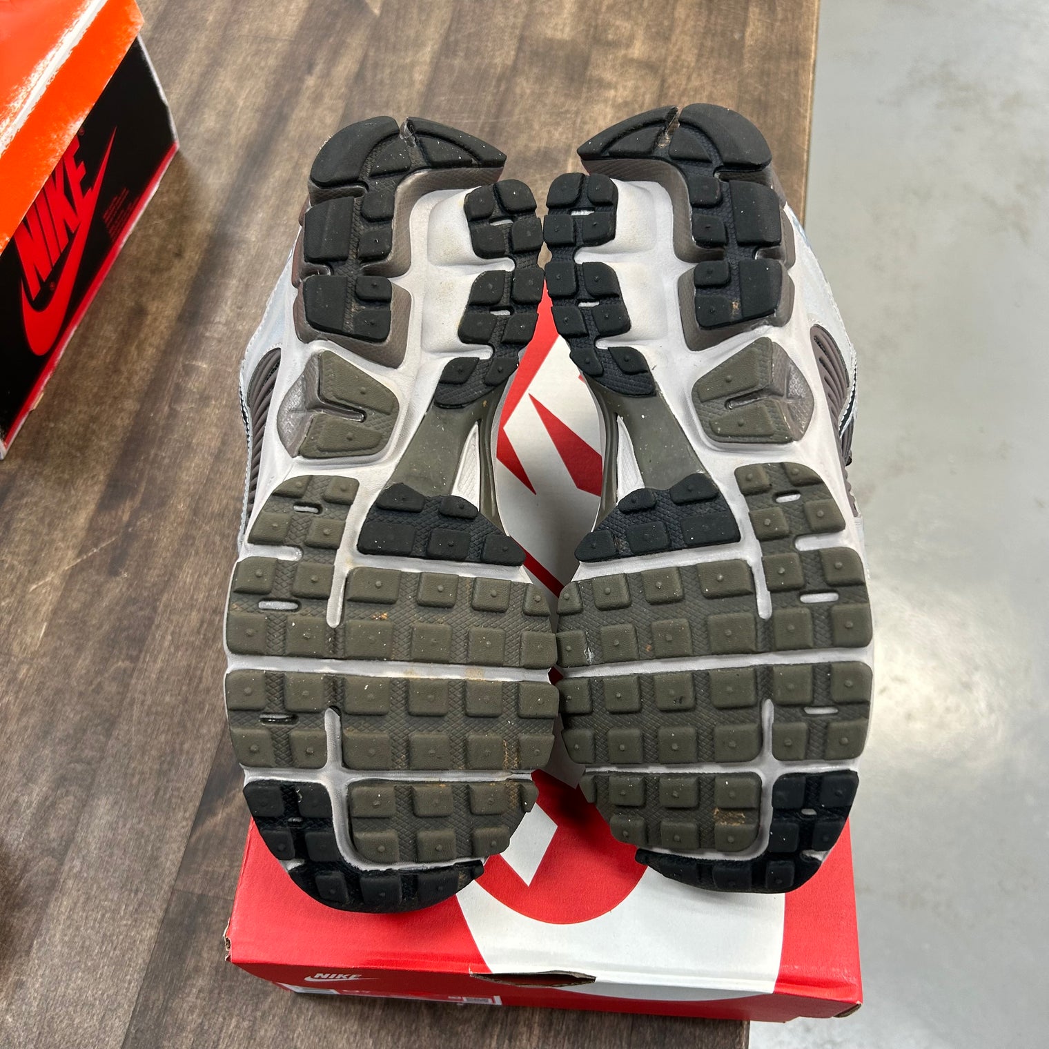 (GS) College Grey Black Cave Stone Vomero 5 (USED)